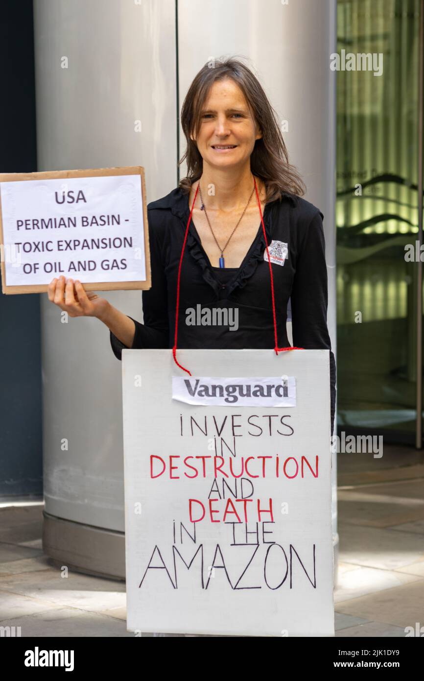 Londres, Inglaterra, Reino Unido 29 de julio de 2022 Miembros de la Rebelión de Extinción Ancianos y abuelos realizan el Burning Ballroom y mueren en las afueras de las oficinas de Vanguard en protesta por su inversión en proyectos de 'Bomba de Carbono' en todo el mundo Foto de stock