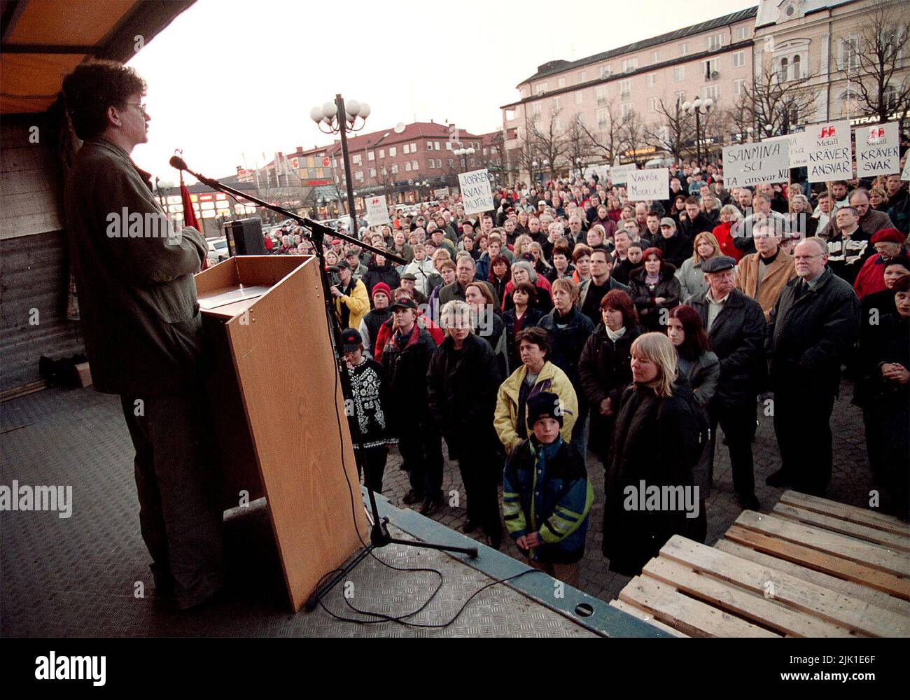 Manifestación contra el cierre por parte de Sanmina-SCI de la fábrica de Motala, Suecia. Lars Stjernqvist, político, en el escenario. Foto de stock