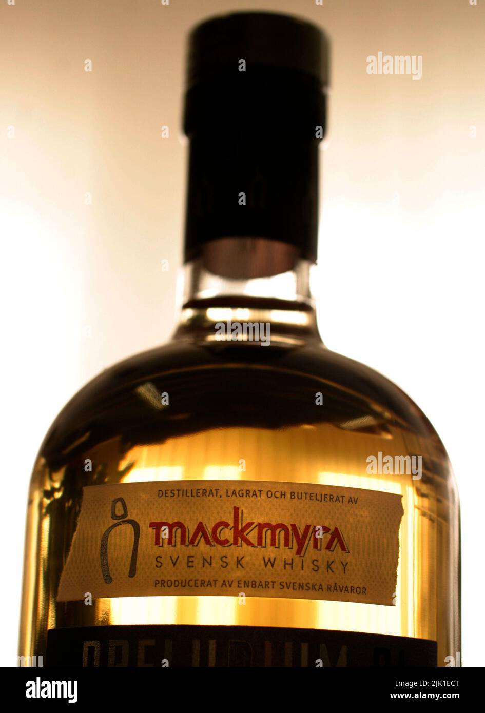 Las primeras gotas de whisky sueco han sido puestas en libertad. Los primeros lanzamientos son el estreno de la serie Mackmyra Preludium. Es una edición joven y limitada de las primeras destilaciones de whisky de malta sueco. Esto incluye tanto los primeros barriles de la destilería piloto de Mackmyra (en operación 1999-2002) como los primeros barriles de la destilería actual en Gästrikland. Foto de stock