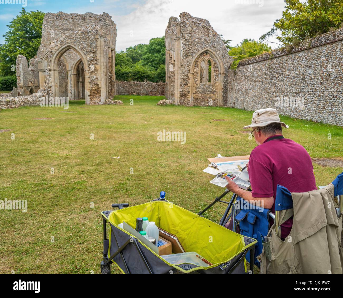 Un artista pintando las ruinas de la abadía de Creake. Foto de stock