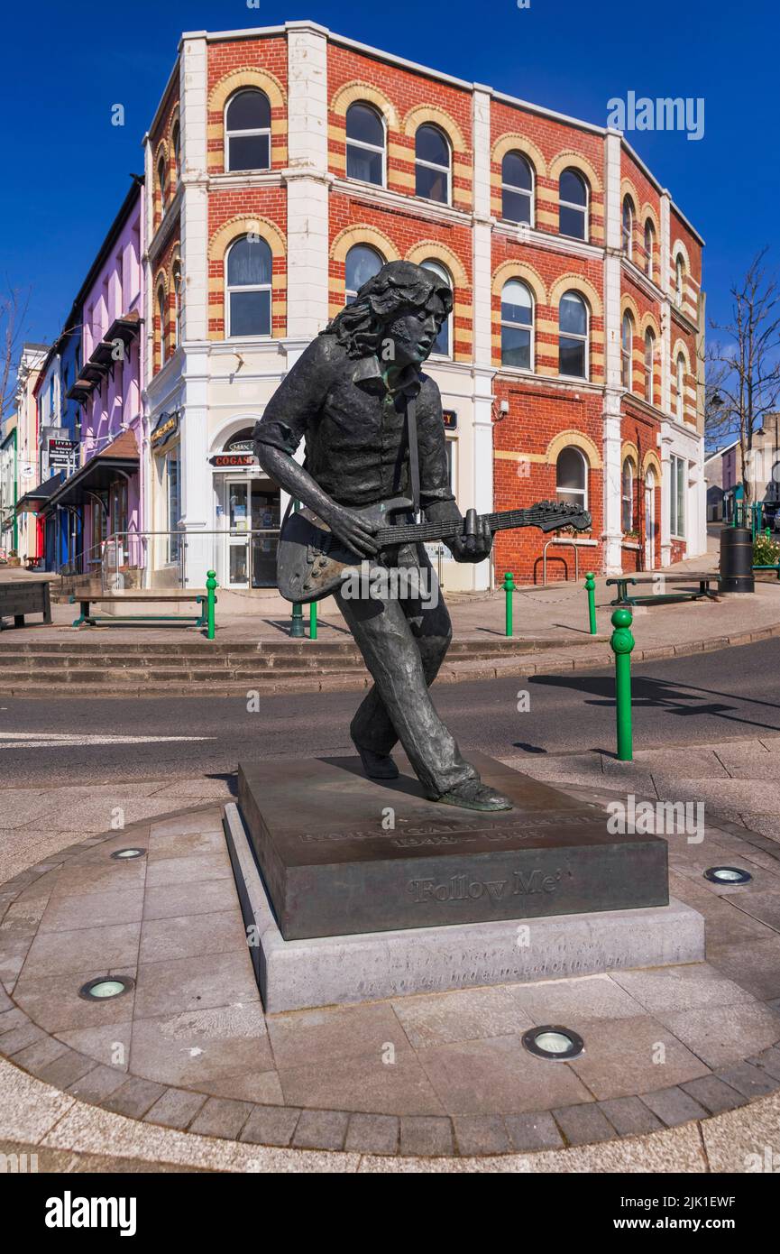 Irlanda, County Donegal, Ballyshannon, escultura del fallecido guitarrista de rock irlandés Rory Gallagher por el artista escocés David Annand completó en 2010. Foto de stock