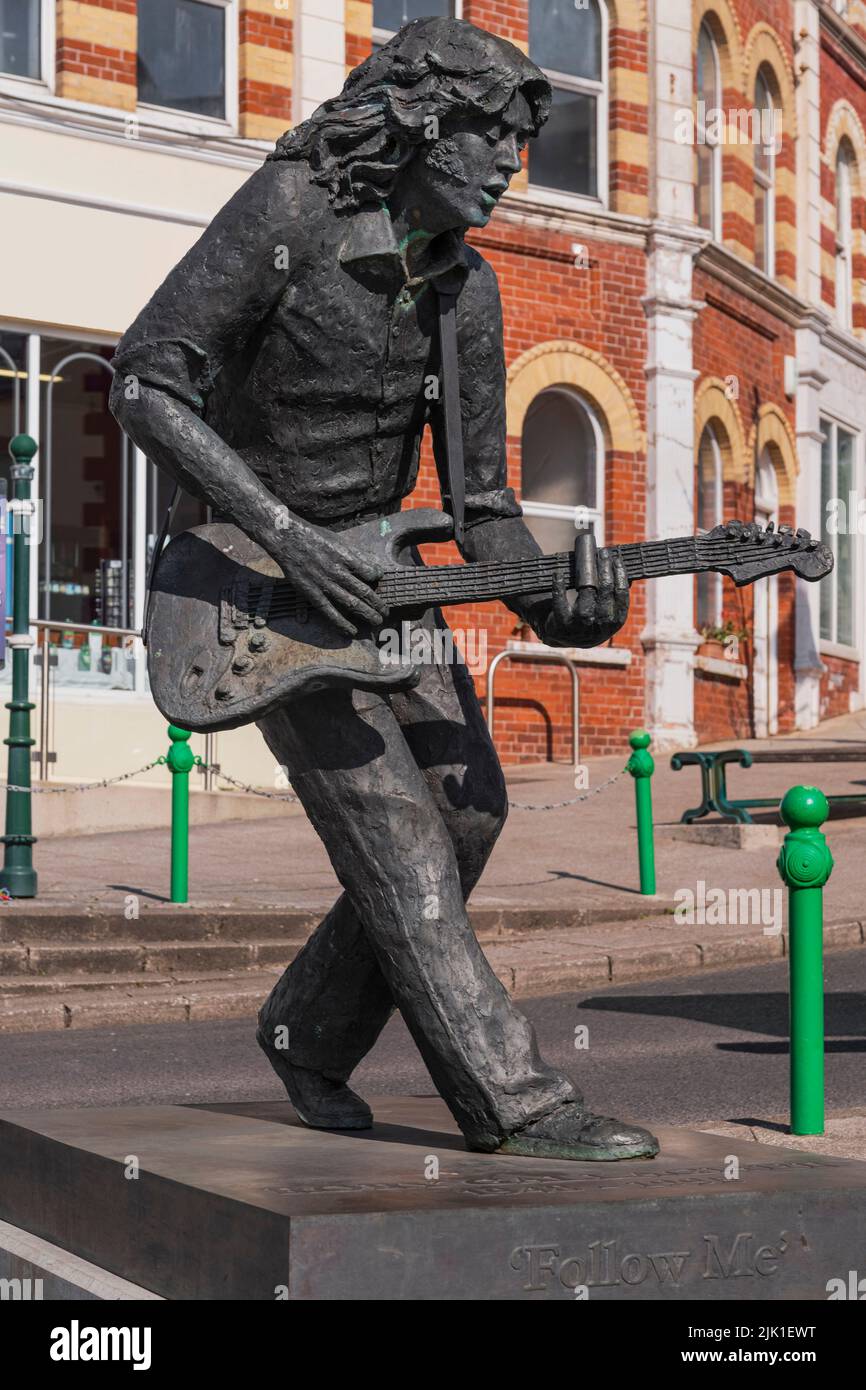 Irlanda, County Donegal, Ballyshannon, escultura del fallecido guitarrista de rock irlandés Rory Gallagher por el artista escocés David Annand completó en 2010. Foto de stock