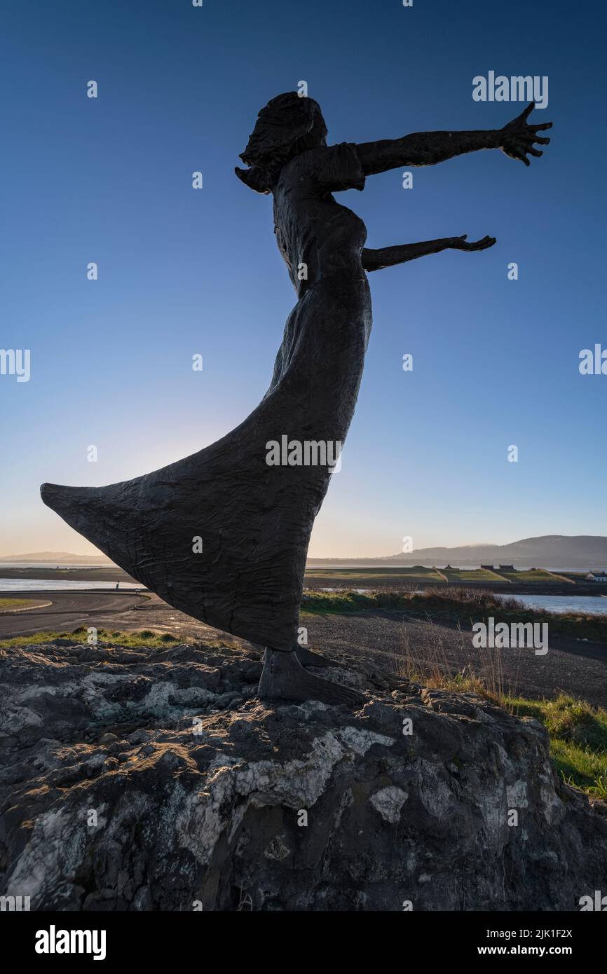 Irlanda, Condado de Sligo, Rosses Point, Esperando en la escultura de la costa de Niall Bruton dio a conocer en 2002. Foto de stock