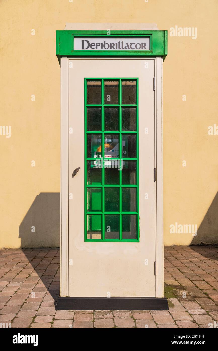 Irlanda, Condado de Leitrim, caja telefónica irlandesa antigua convertida en una ubicación de desfibrilador. Foto de stock