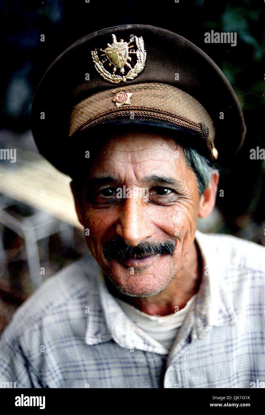 Vida cotidiana, La Habana, Cuba. Retrato del hombre con sombrero viejo. Foto de stock