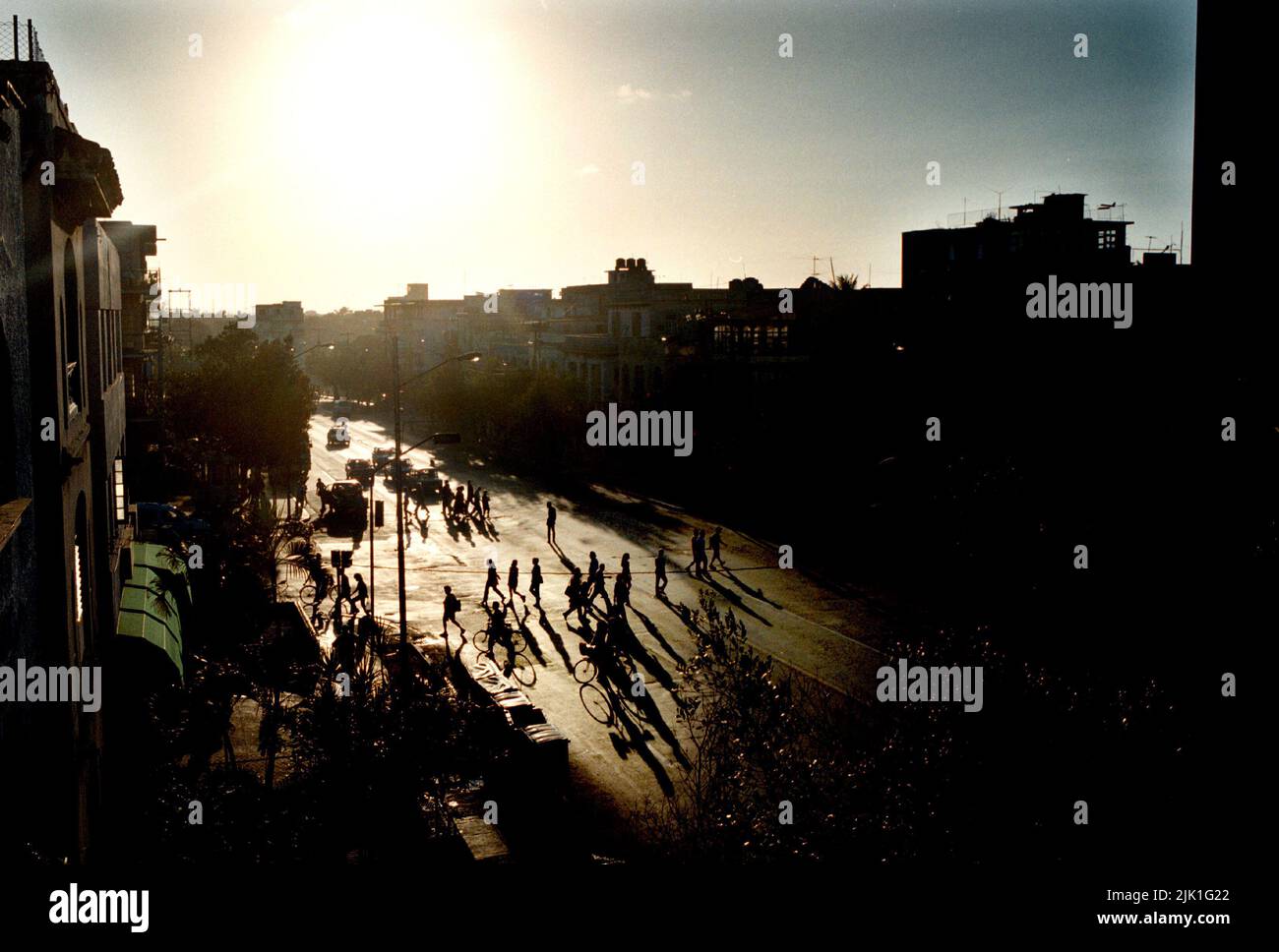 Vida cotidiana, La Habana, Cuba. Personas en un cruce. Foto de stock