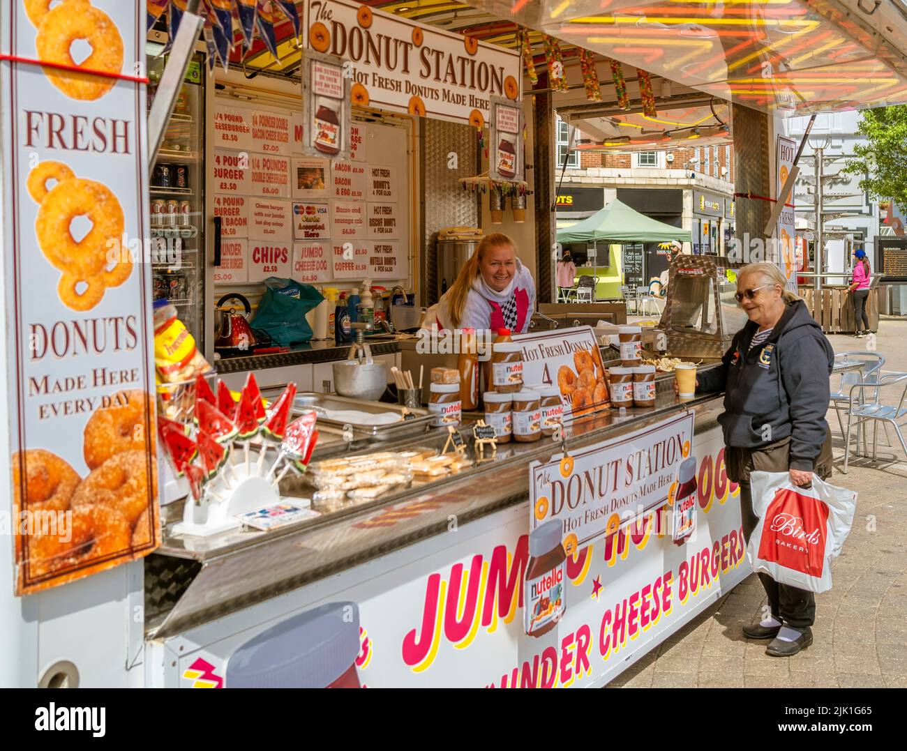 Un remolque de comida rápida instalado en un mercado del centro de la ciudad. Foto de stock