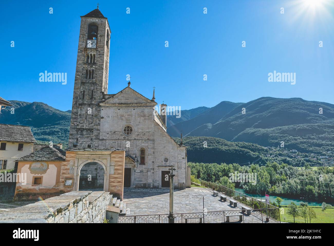 Crevoladossola al pie de los Alpes italianos, Piamonte, Val d'Ossola Foto de stock