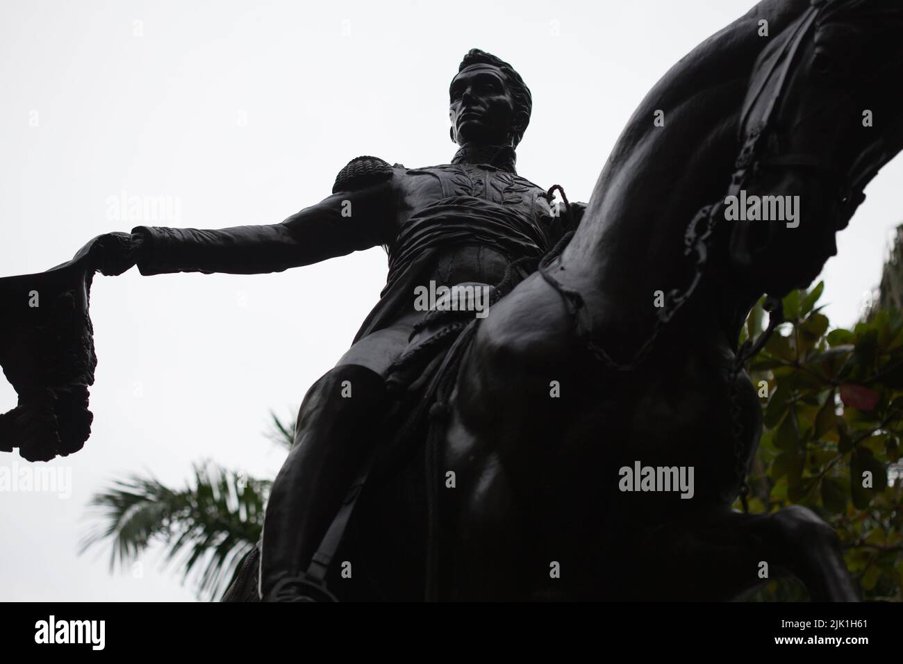 Estatua ecuestre histórica de El Libertador Simón Bolívar modelada en