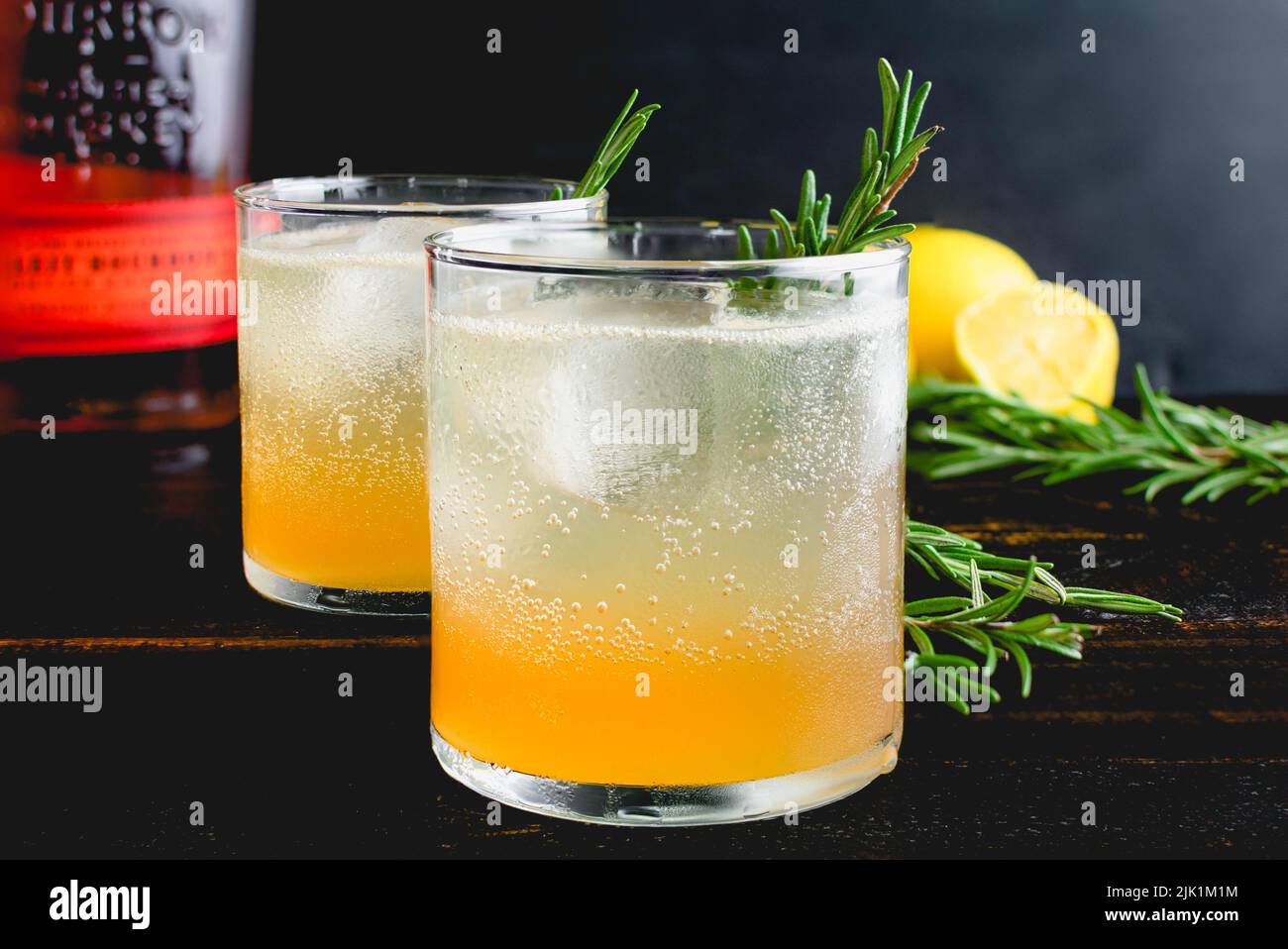 Cóctel espumoso de bourbon de romero y limón: Cócteles de americano servidos sobre hielo guarnición de romero Fotografía de stock - Alamy