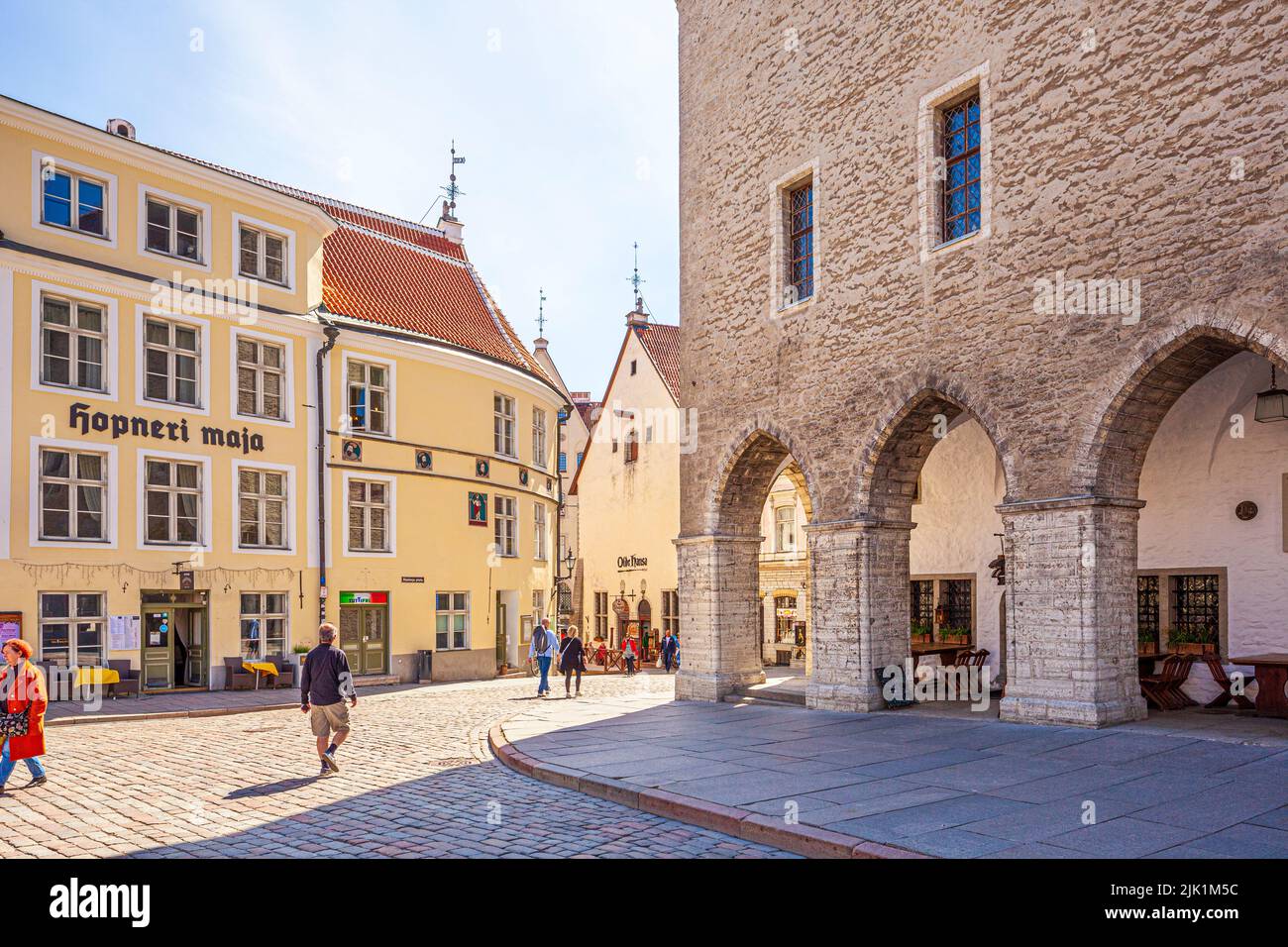 El siglo 16th Hopneri Maja y el Ayuntamiento del siglo 14th (Tallinna raekoda) en la plaza en la Ciudad Vieja de Tallinn, la capital de Estonia Foto de stock
