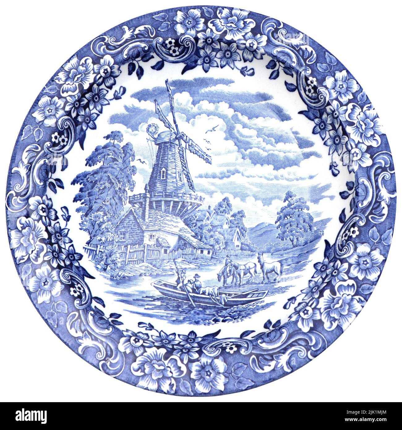 Placas de cerámica azul y blanca con paisaje tradicional holandés, canales, barcos, molinos de viento, aislados Foto de stock