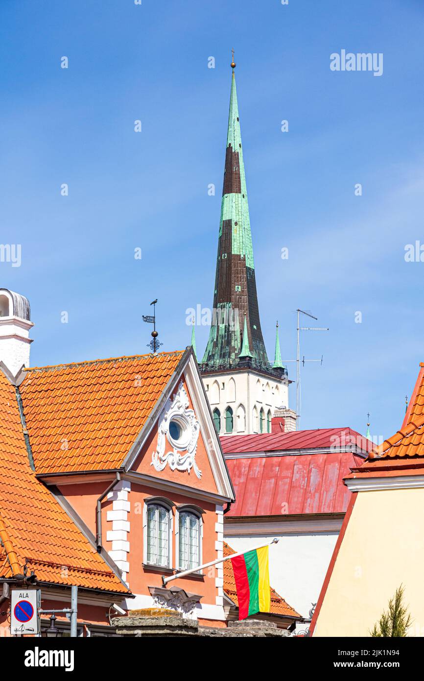 La torre de la iglesia de San Olafs con vistas a la Embajada de Lituania en Tallinn, la capital de Estonia Foto de stock