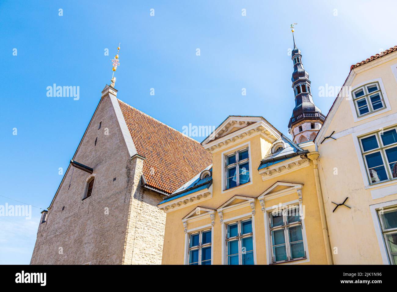 Rooflines incluyendo la torre gótica y la aguja del Ayuntamiento (Tallinna raekoda) en el casco antiguo de Tallinn, la capital de Estonia Foto de stock