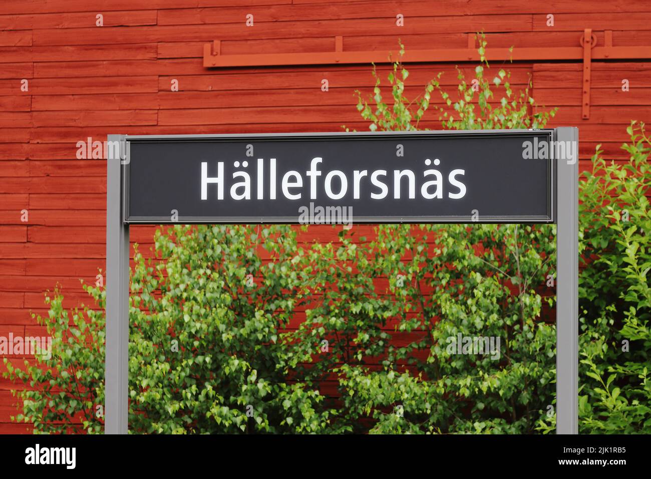 Vista de cerca de la señal de la estación de tren del pueblo de Hallaforsnas. Foto de stock