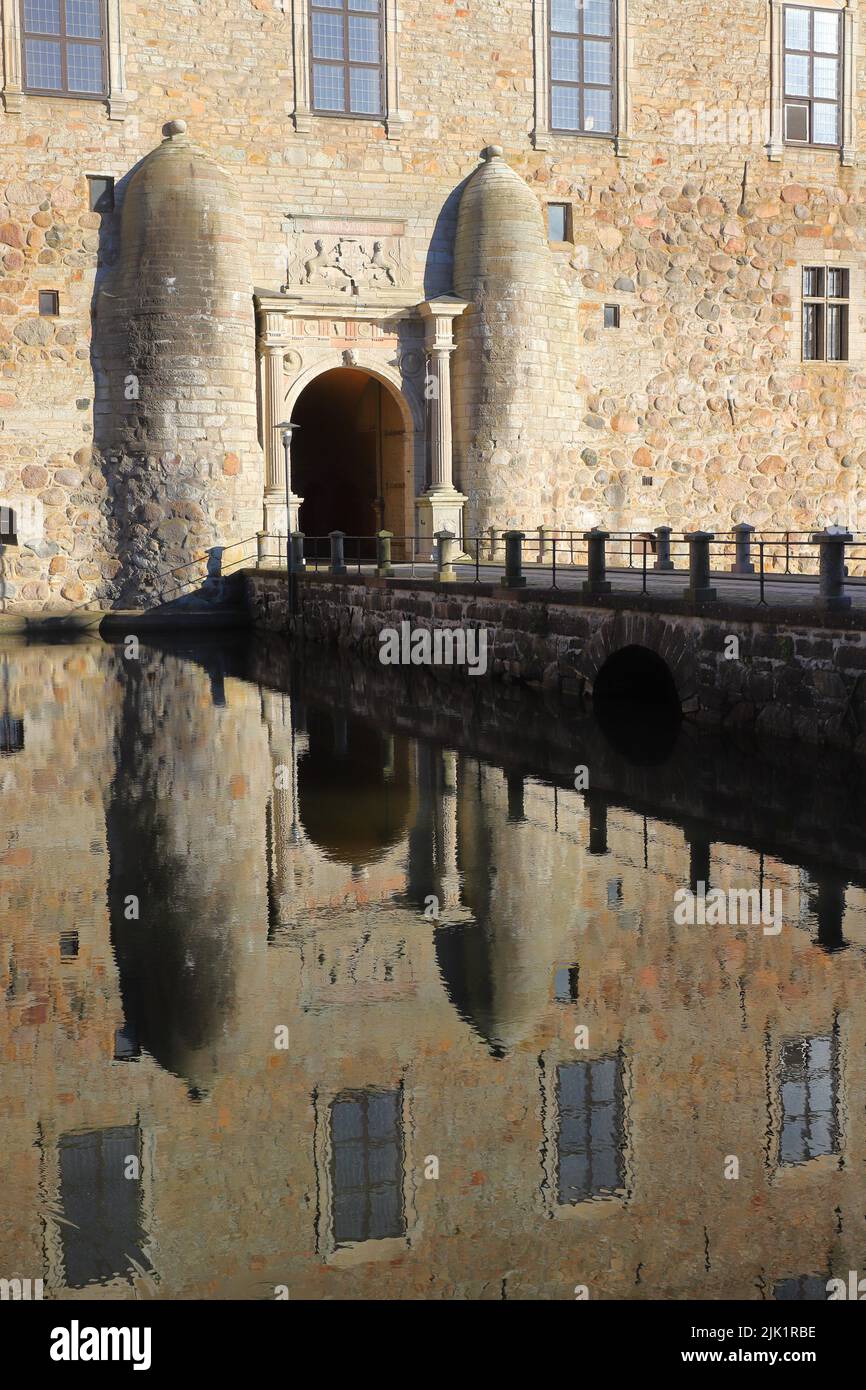 El castillo de Vadstena con su reflejo en el foso circundante. Foto de stock