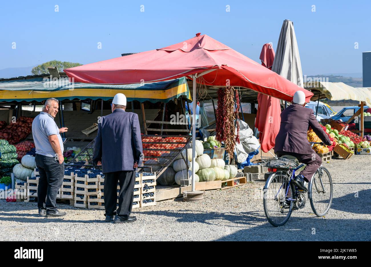 Un mercado de agricultores en el pequeño pueblo de Xërxë cerca de Gjakova en la República de Kosovo, en los Balcanes centrales. Foto de stock
