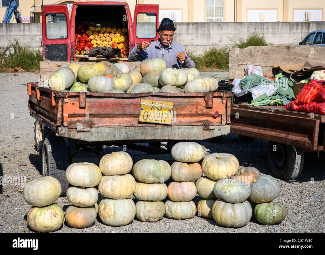 Venta de calabazas en un mercado de agricultores en el pequeño pueblo de Xërxë, cerca de Gjakova, en la República de Kosovo, en los Balcanes centrales. Foto de stock