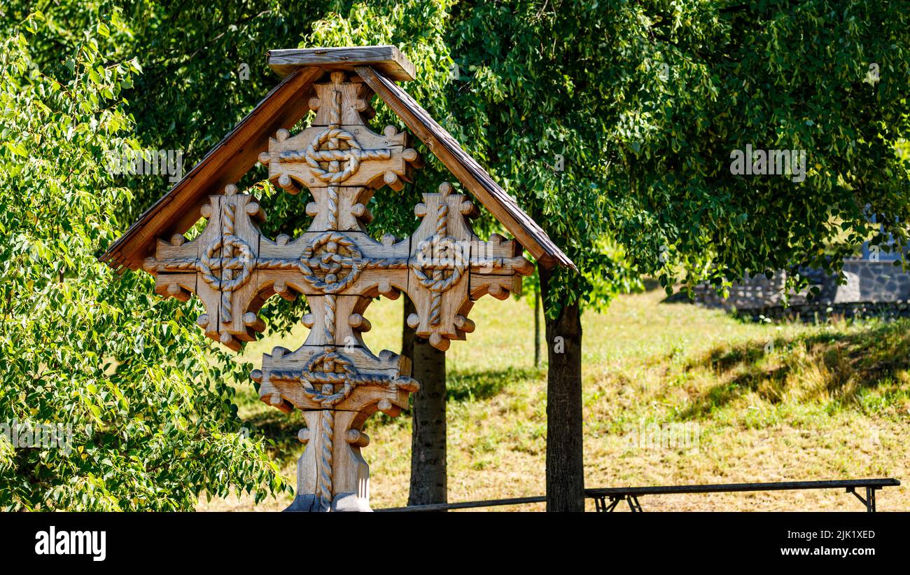 Una cruz de madera en el monasterio de Barsana Foto de stock