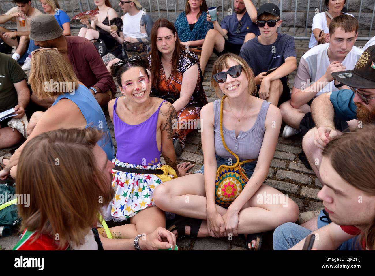 Gente feliz en una multitud en el festival del puerto de Bristol, Reino Unido Foto de stock