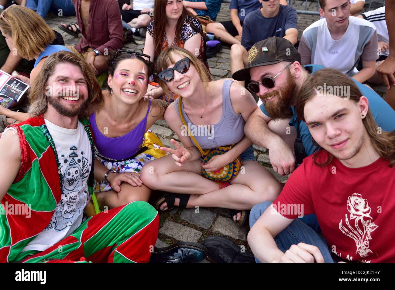 Gente feliz en una multitud en el festival del puerto de Bristol, Reino Unido Foto de stock