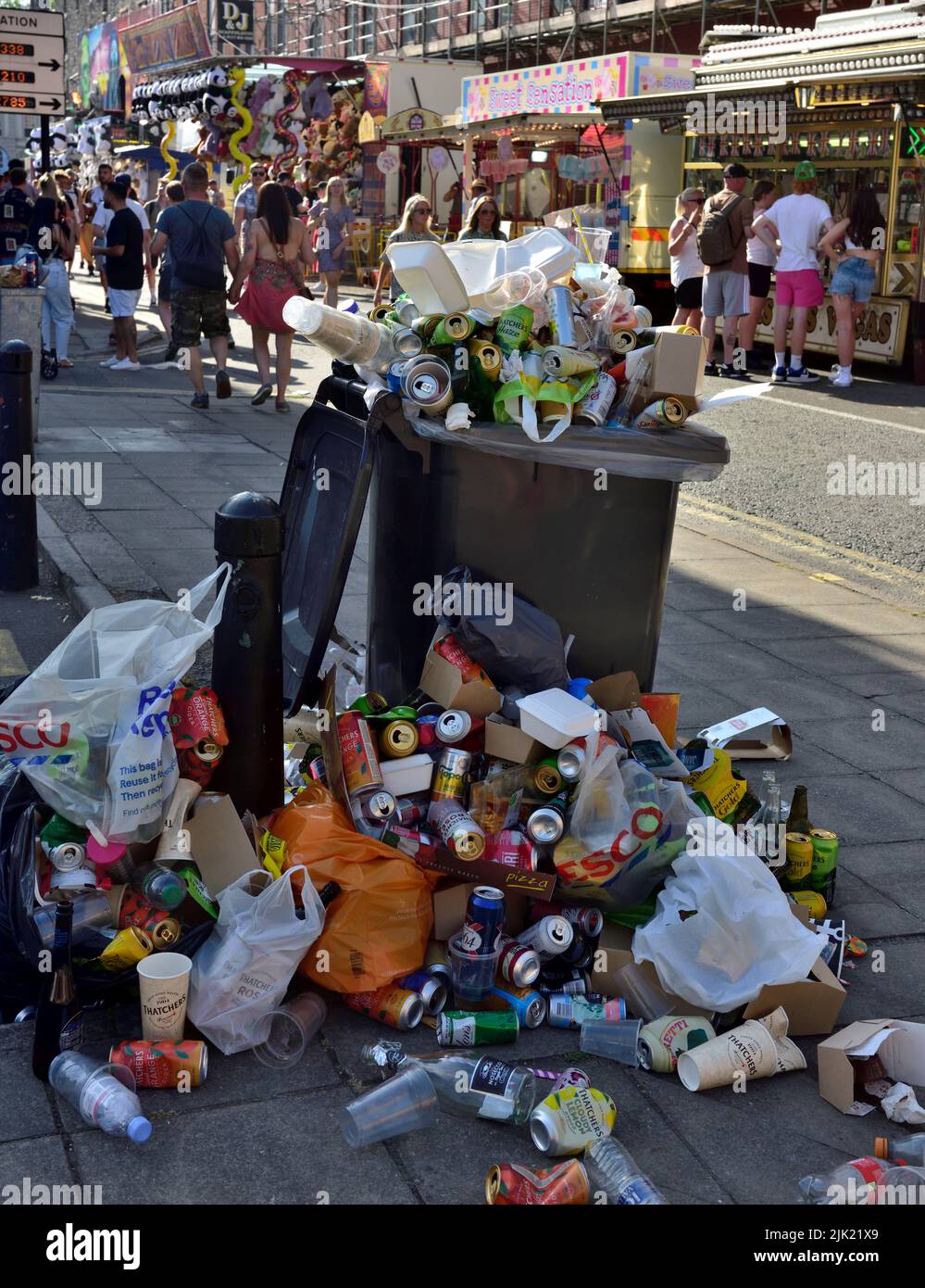 Contenedor de basura rebosante a lo largo de la calle en el festival del puerto de Bristol Foto de stock