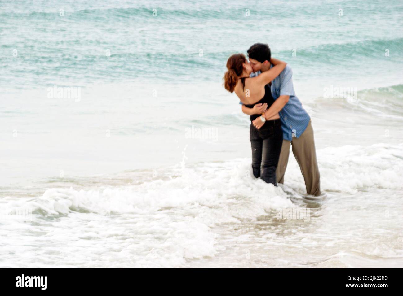 Miami Beach Florida, Atlantic Ocean Shore costa costa costa costa mar, joven romántico pareja adultos hombre mujer surf abrazando besos Foto de stock
