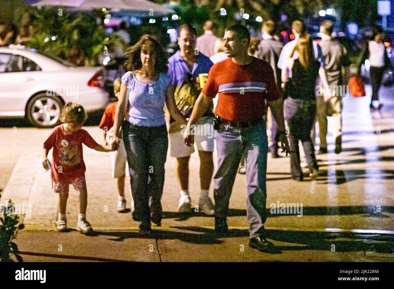 Miami Beach Florida, South Beach Ocean Drive noche vida nocturna noche, familias hispanas madre padre niños cruzar el tráfico de la calle Foto de stock