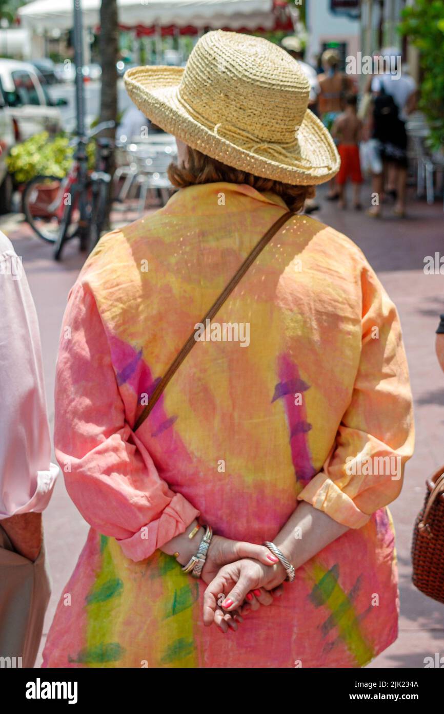 Miami Beach Florida, South Beach Ocean Drive, adultos mujer mujer mujer mujer mujer llevar sombrero de paja camisa colorido corbata-tinte Foto de stock