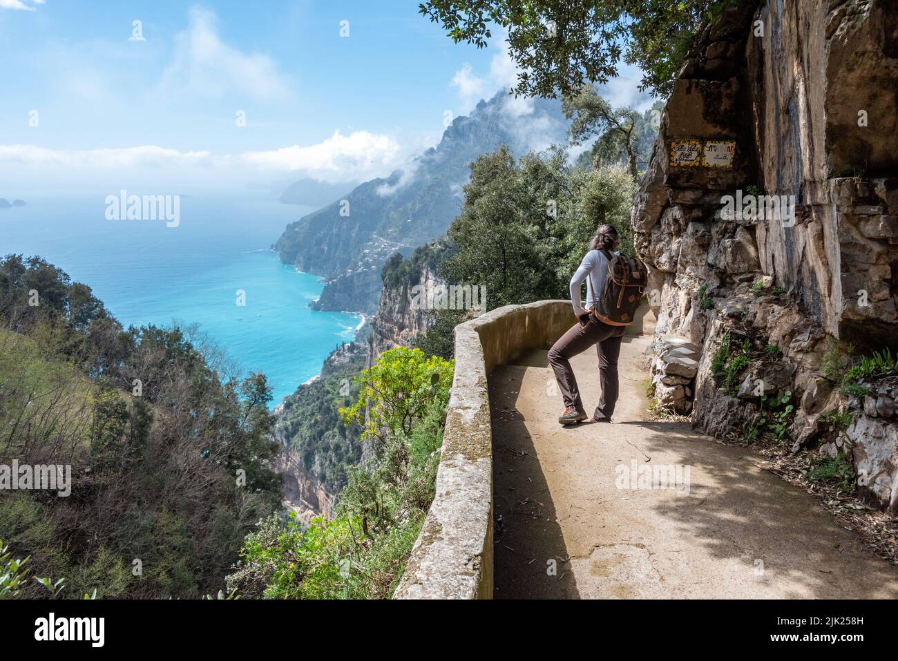 Senderismo por el famoso camino Sentiero degli Dei, el camino de los dioses  en la costa de Amalfi, el sur de Italia Fotografía de stock - Alamy