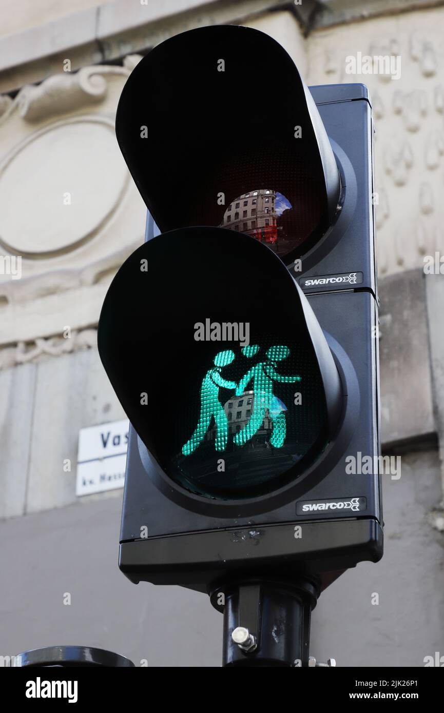 Estocolmo, Suecia - 29 de julio de 2022: La señal de tráfico para peatones muestra una luz verde en un cruce de peatones. El símbolo normal se sustituye por t Foto de stock