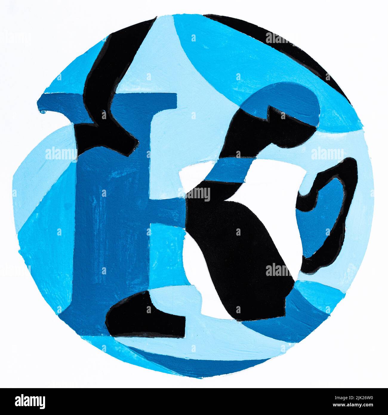 Composición redonda abstracta con letra K y taza sobre platillo pintada a mano con pinturas de tempera azul y negro sobre papel blanco Foto de stock
