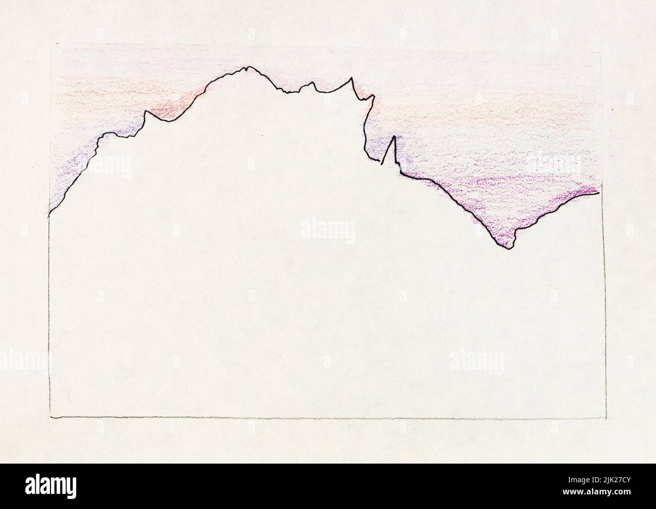 Bosquejo del horizonte de la ciudad de Lecco con la montaña, Italia bajo el cielo de la puesta de sol púrpura en mano dibujado con pluma negra y lápices de color sobre la vieja textura blanca Foto de stock