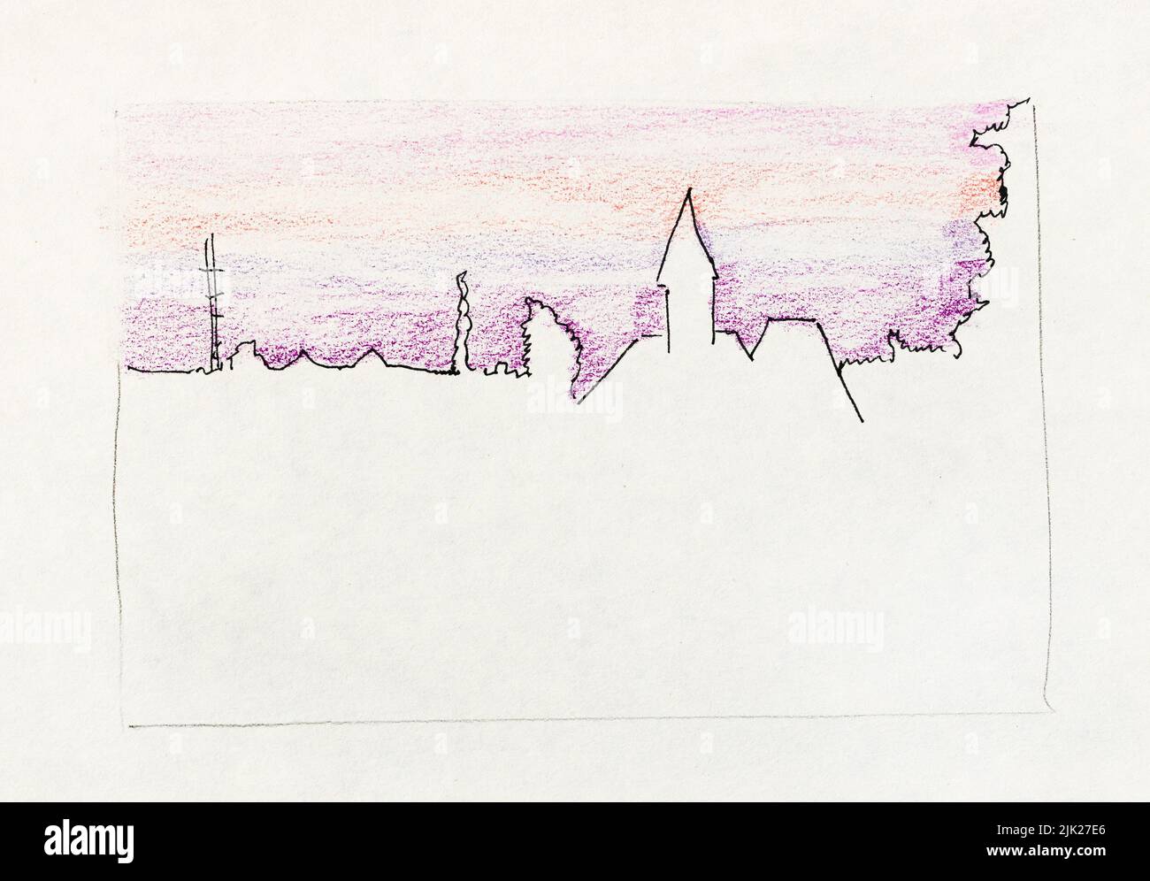 Bosquejo del horizonte de la ciudad de Gatchina Rusia con el Palacio Priory bajo el cielo de la puesta de sol púrpura dibujado a mano con pluma negra y lápices de color sobre blanco viejo Foto de stock