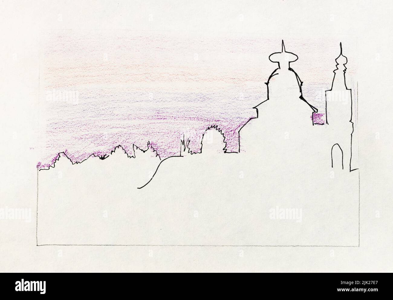 Bosquejo del horizonte de la ciudad de Suzdal Rusia bajo el cielo púrpura de la puesta de sol dibujado a mano con pluma negra y lápices de color sobre papel blanco viejo texturizado Foto de stock