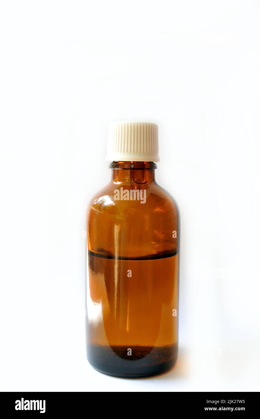 Envase de botellas de vidrio líquido oral para medicamentos líquidos y aceites esenciales sobre un fondo blanco Foto de stock