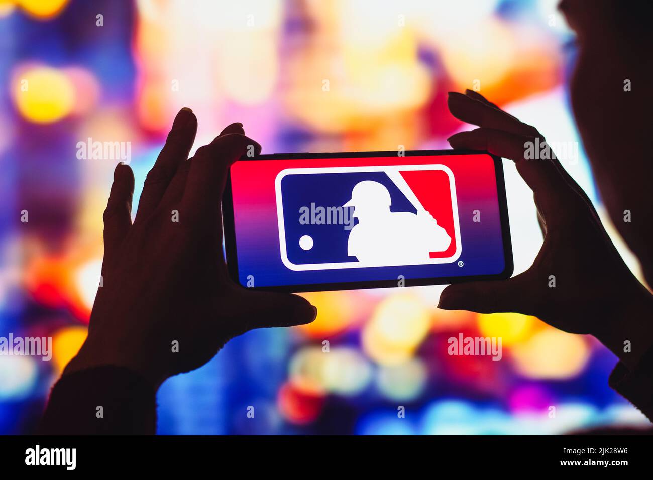 En esta ilustración fotográfica, el logotipo de las Grandes Ligas de Béisbol (MLB) aparece en la pantalla de un smartphone. Foto de stock