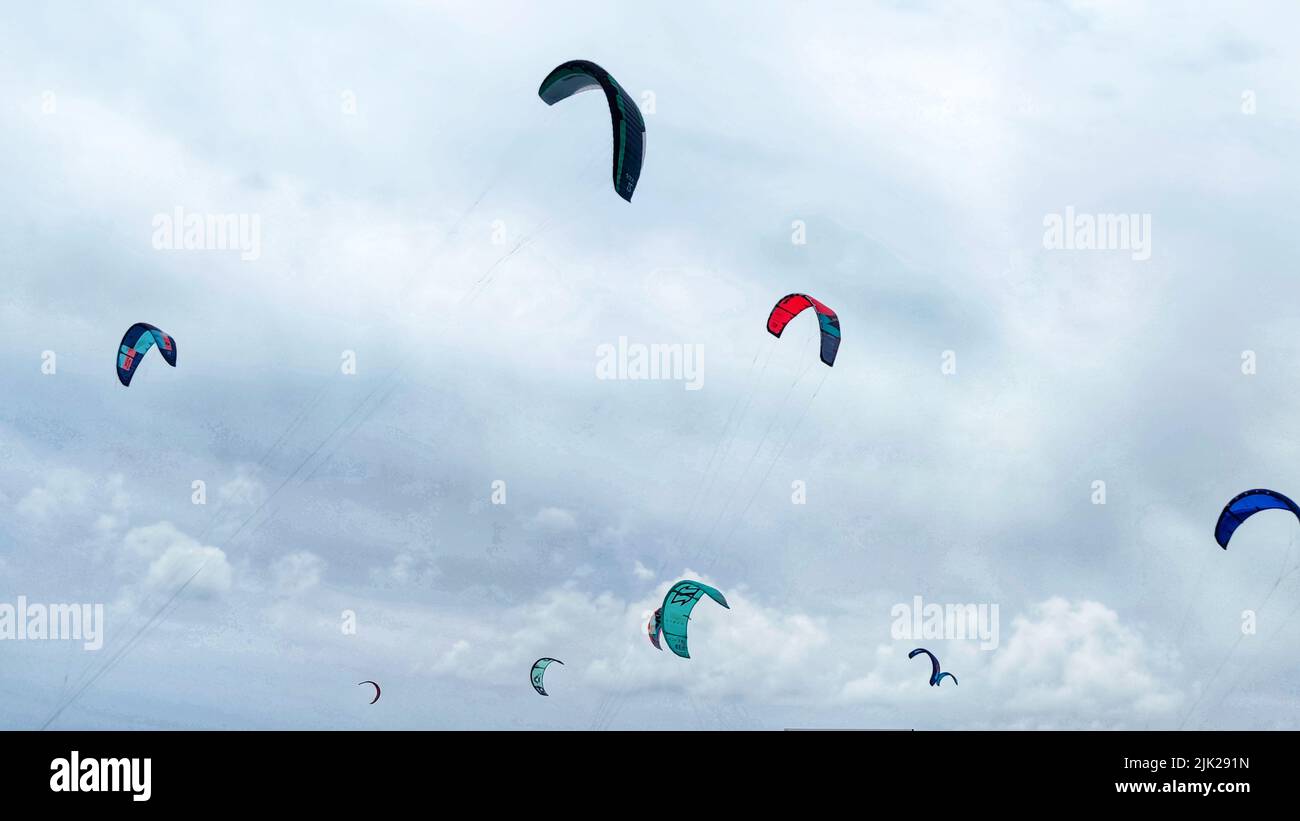Tabla de surf de colores fotografías e imágenes de alta resolución Alamy