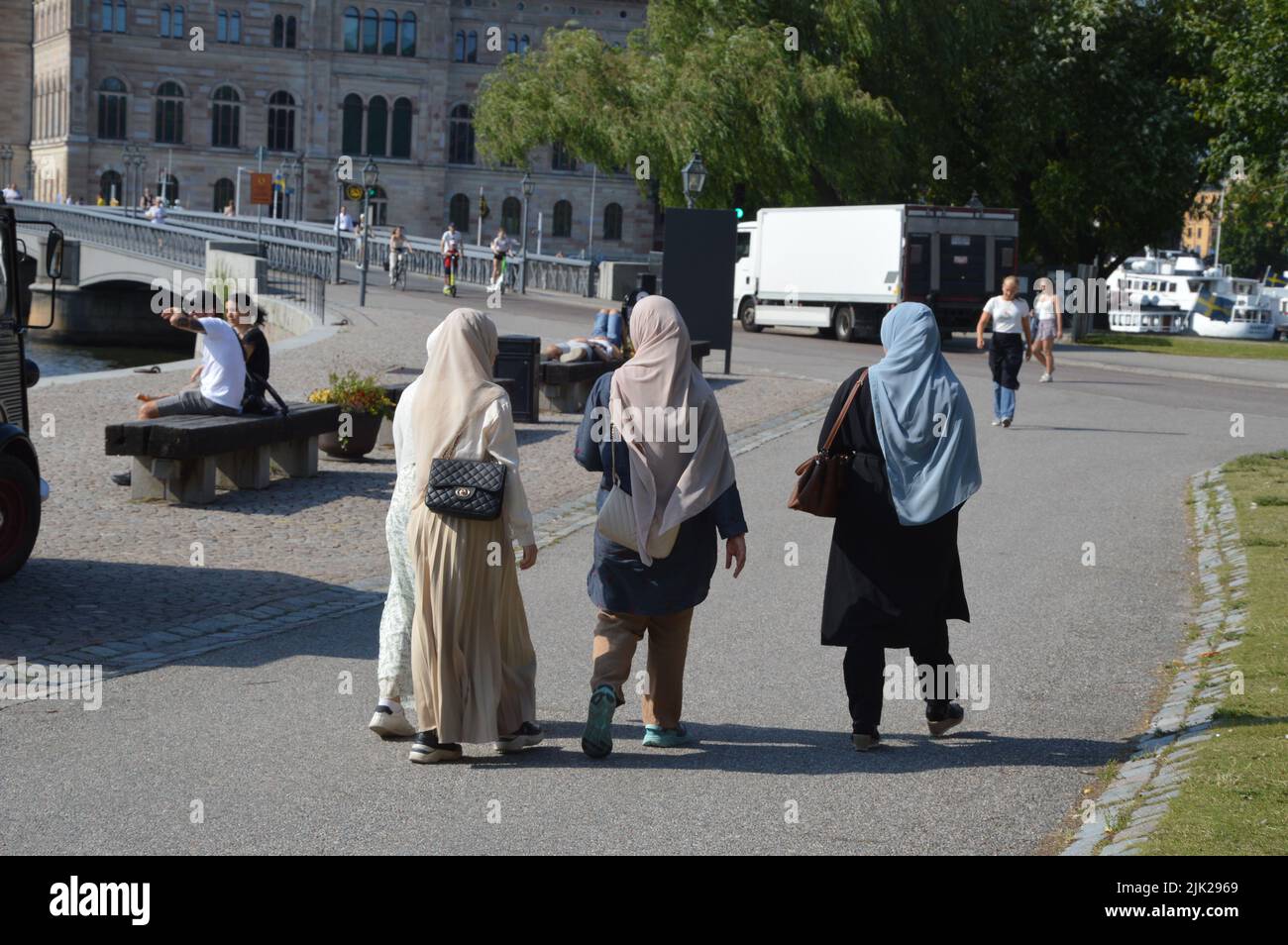 Estocolmo, Suecia - 20 de julio de 2022 - Mujeres musulmanas caminando en la isla Skeppsholmen. (Foto de Markku Rainer Peltonen) Foto de stock