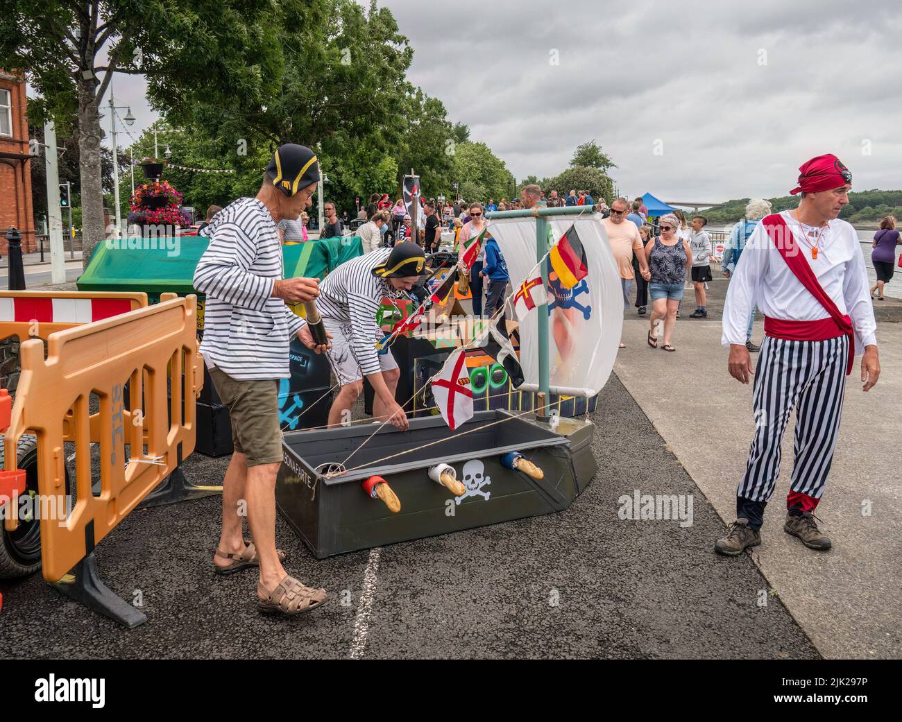 BIDEFORD, DEVON, INGLATERRA - JULIO 24 2022: El equipo participa en la carrera anual de barcos de cartón del Festival del Agua, River Torridge. Antes de la carrera. Foto de stock
