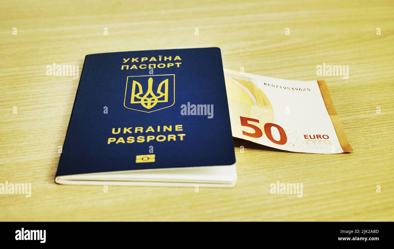 Ucraniano pasaporte biométrico internacional y bolsa para viajar close up. Translation de Ucrania, pasaporte Fotografía de stock - Alamy