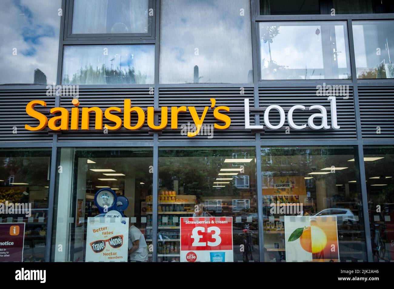 Londres- Julio de 2022: Sucursal local de Sainsbury en el oeste de Londres- gran marca de supermercados británicos Foto de stock