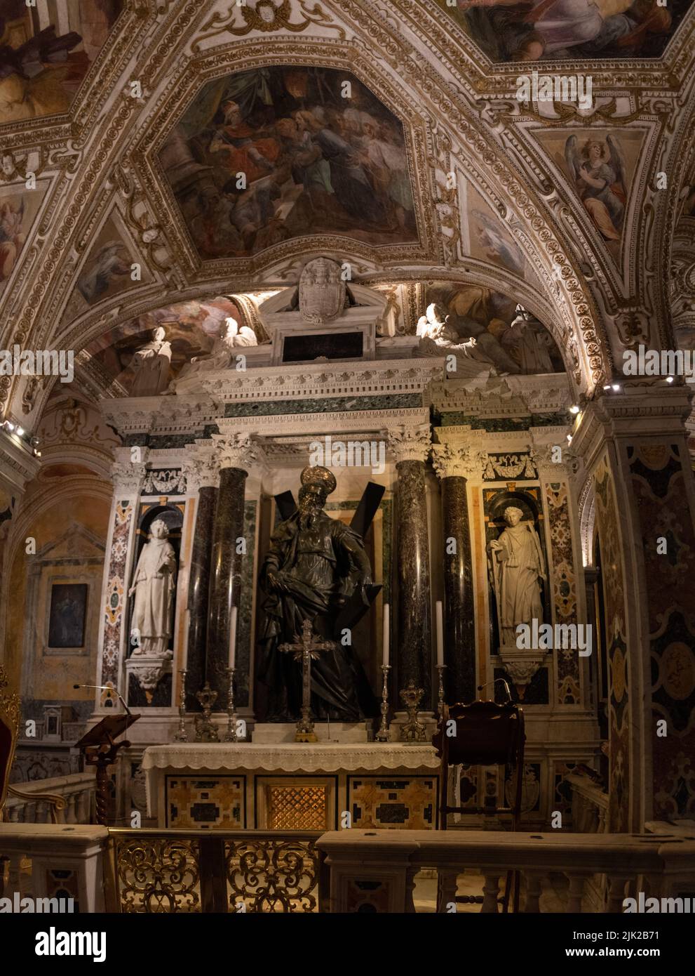 AMALFI, ITALIA - ABRIL 31 2022 - Cripta de la catedral de San Andrés en Amalfi, Italia del Sur Foto de stock