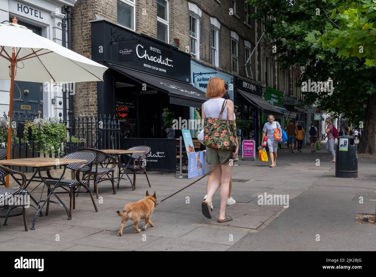 Londres- 2022 de julio: Escena de verano de Chiswick High Road, una larga calle de atractivas tiendas en una zona de aspiración del oeste de Londres Foto de stock