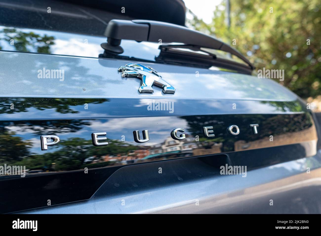 Londres- Julio 2022: Peugeot e 208 modelo eléctrico e híbrido del fabricante francés de automóviles. Foto de stock