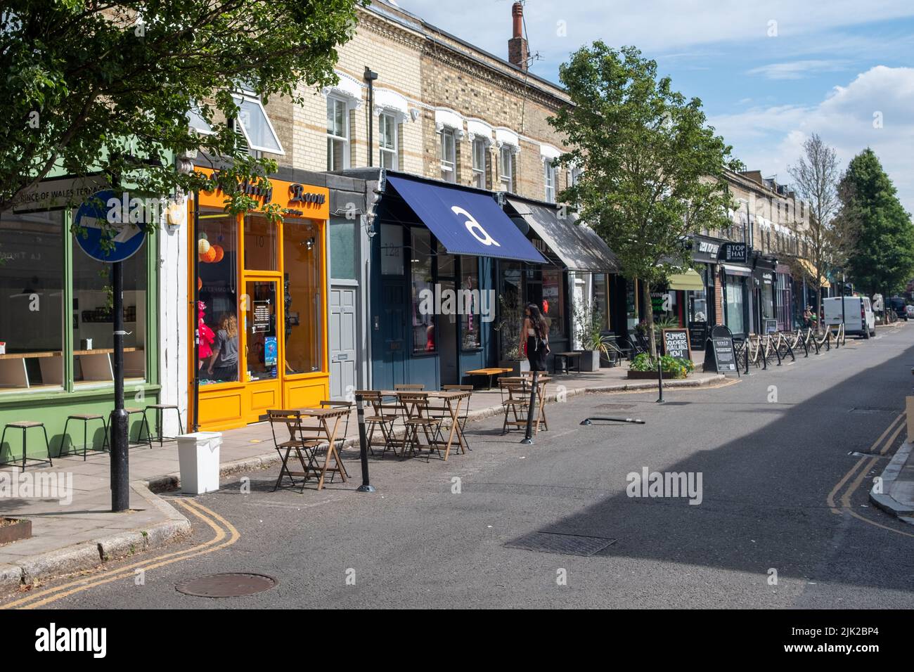 Londres- 2022 de julio: Escena de verano de Chiswick High Road, una larga calle de atractivas tiendas en una zona de aspiración del oeste de Londres Foto de stock