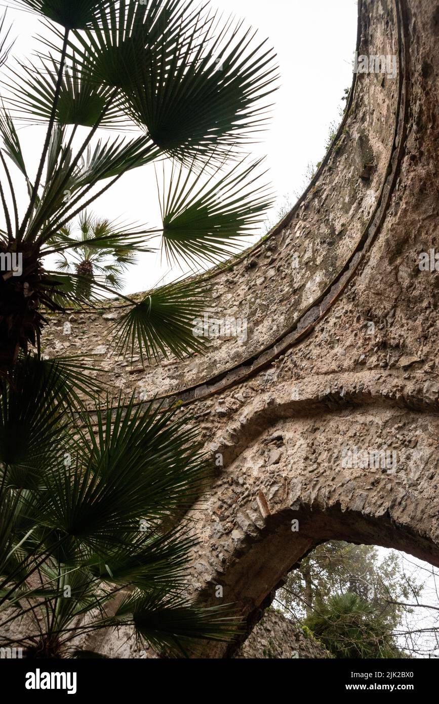 RAVELLO, ITALIA - ABRIL 31 2022 - Antiguas ruinas en el parque de la famosa Villa Rufolo en la costa de Amalfi Foto de stock