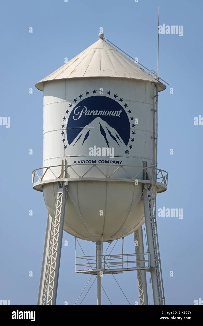 Hollywood, CA / USA - 25 de julio de 2022: La icónica torre de agua Paramount Pictures se muestra en primer plano durante el día. Sólo para uso editorial. Foto de stock