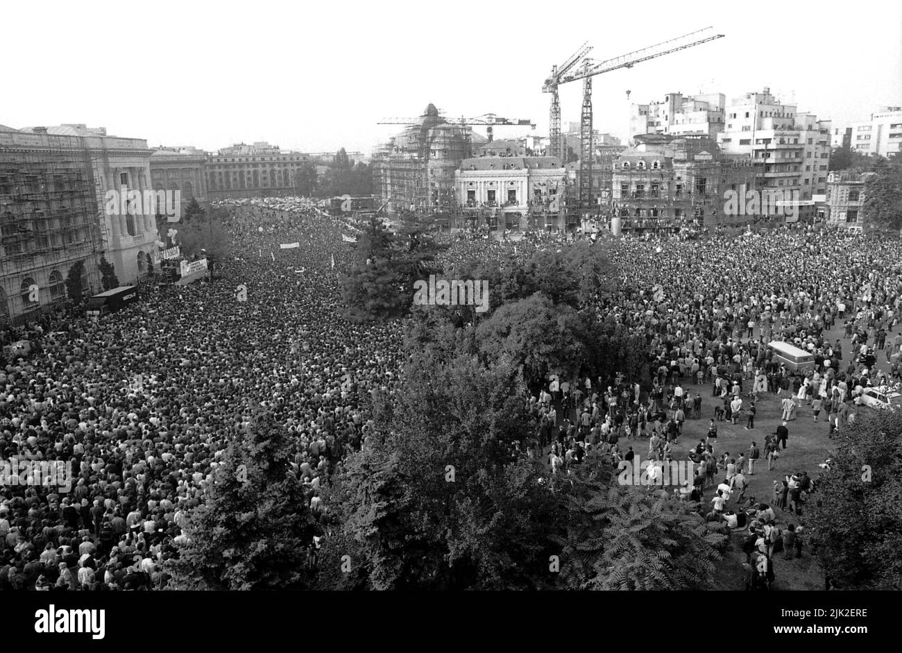 Bucarest, Rumania, septiembre de 1992. Manifestación política organizada por la Convención Democrática Rumana (CDR) antes de las elecciones presidenciales de 1992. Gran multitud en la Plaza de la Revolución. Foto de stock