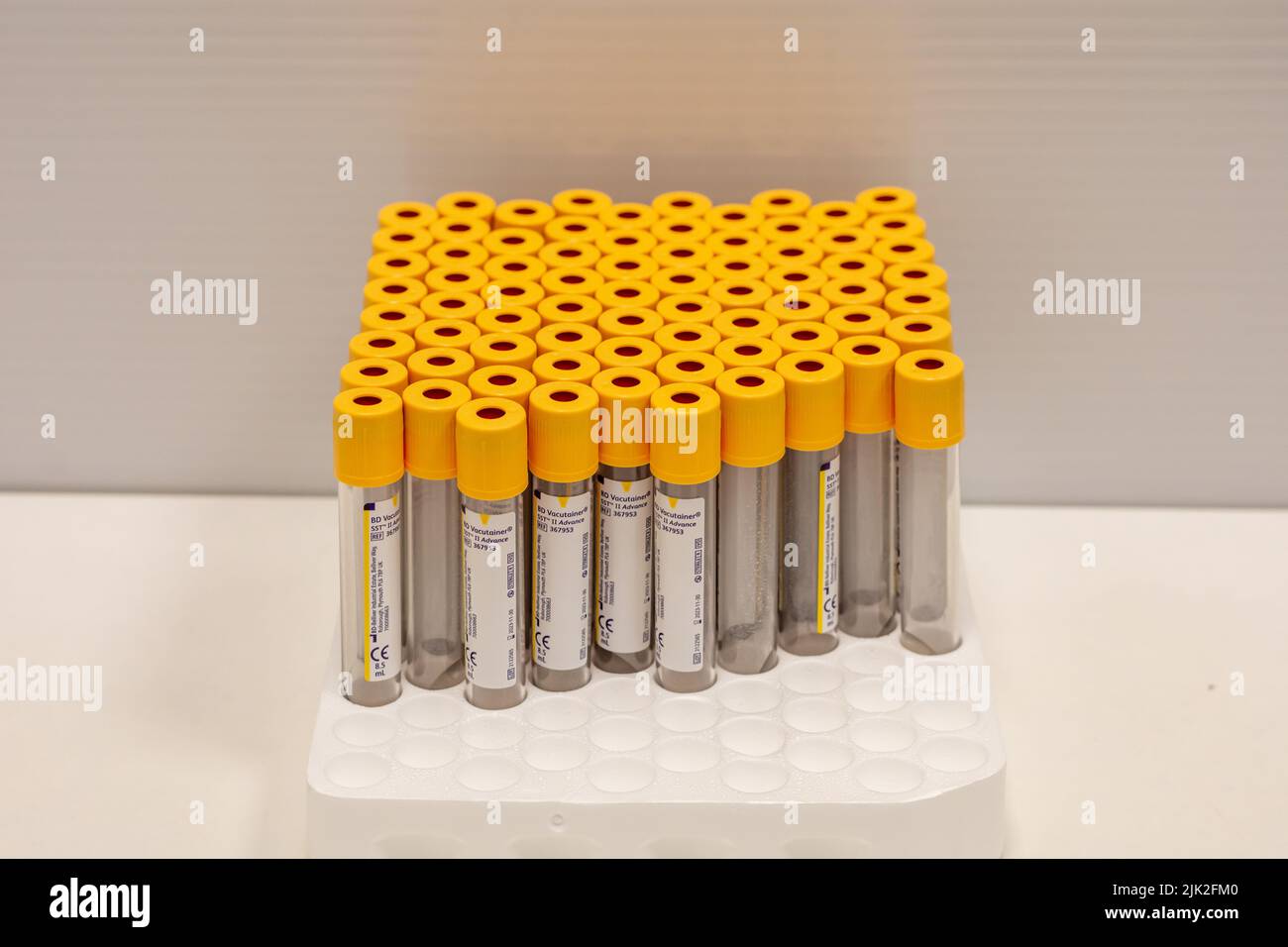Tubos muestra de sangre amarillo fotografías e imágenes de alta resolución  - Alamy